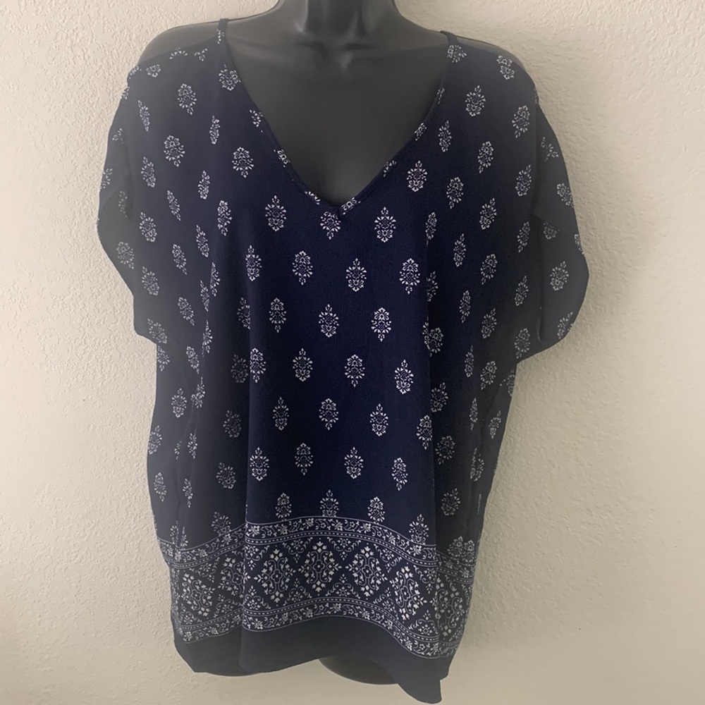 The outfit Blue & white print cold shoulder V-neck & back top size M Crepe